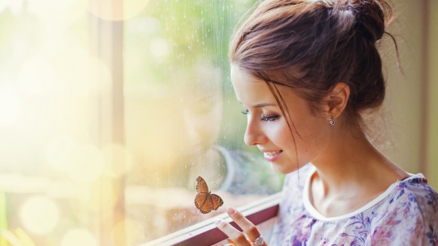 Красивая женщина у окна