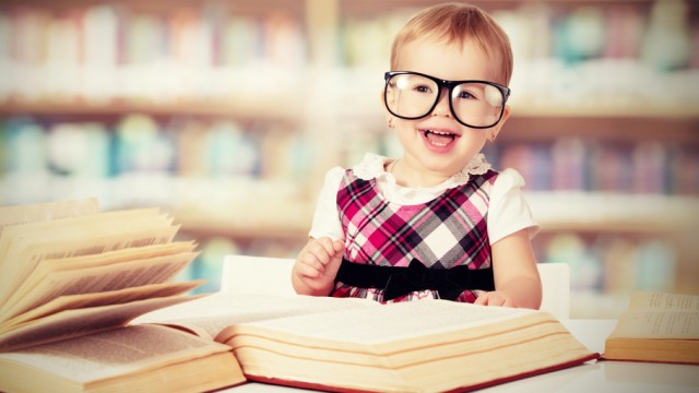 девочка читает