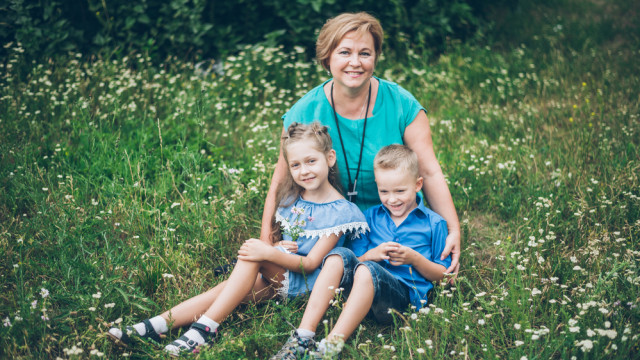 Бабушка обнимает внуков