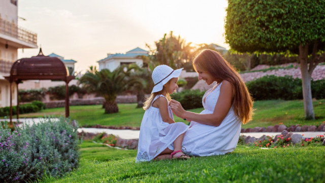 Мама обнимает дочку на отдыхе