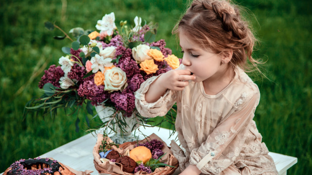 дитина їсть