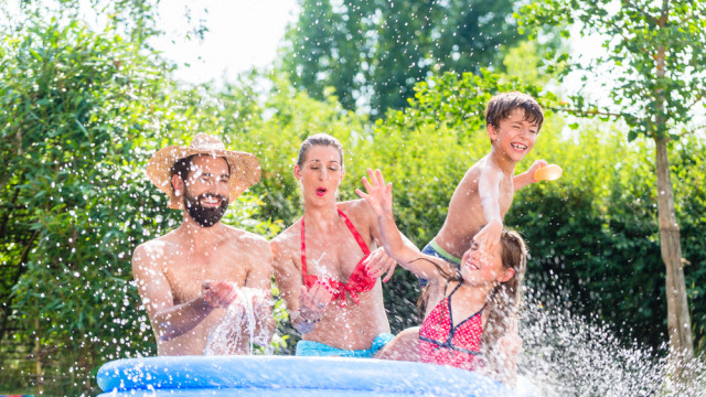 сім'я у басейні