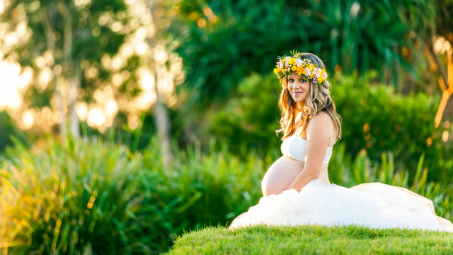 Вагітна позує у вінку з квітів