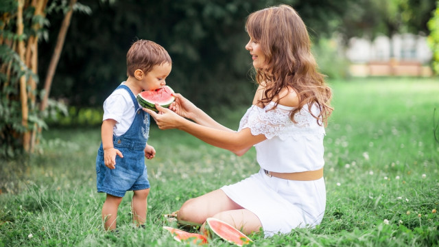 Малюк їсть кавун