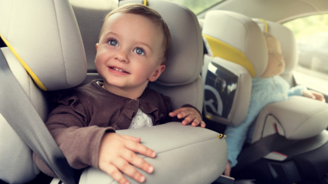 Малюк в автокріслі