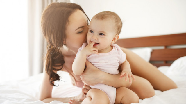 Мама обнимает малыша