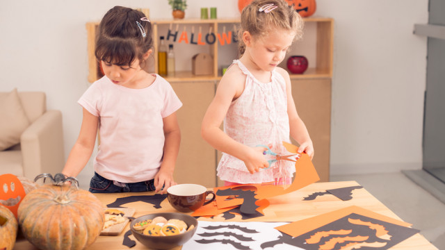 дети вырезают