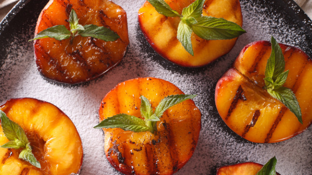 персики на грилі