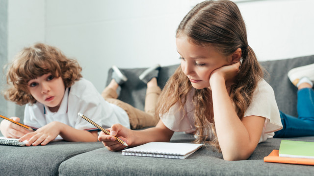 діти пишуть у зошитах