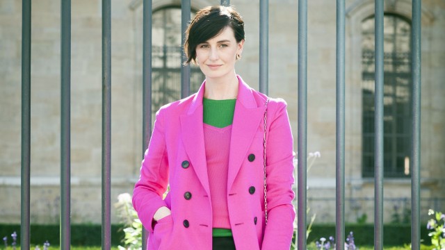  Дівчина в яскравому пальто