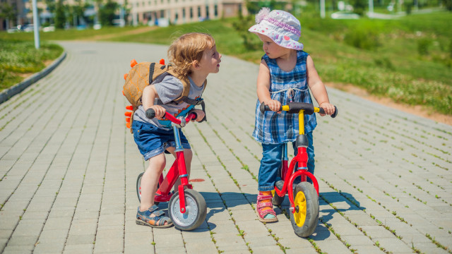 ребенок на беговеле