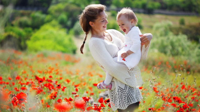 Мама обіймає дитину