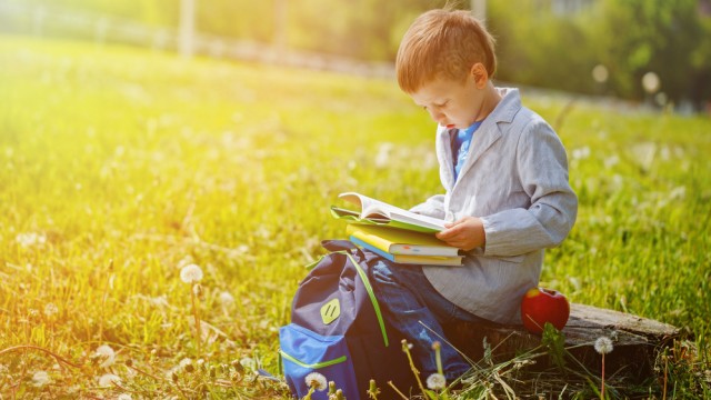 мальчик читает на улице