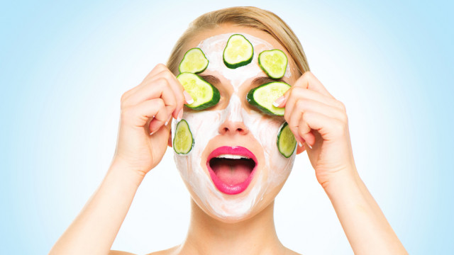 женщина в маске для лица