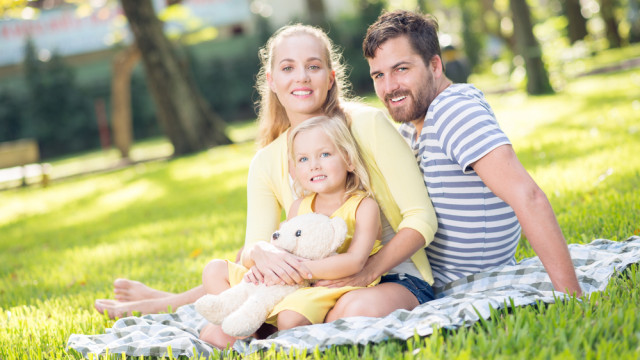 Мама і тато з донькою