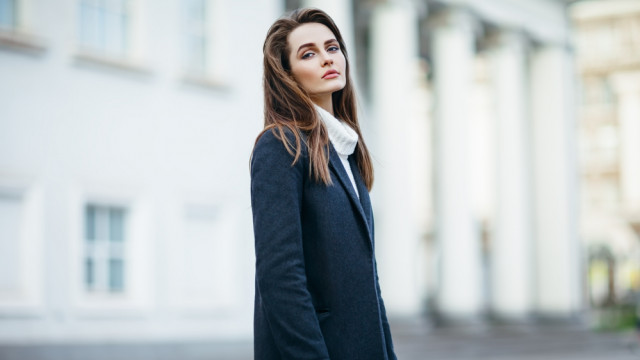 Красивая девушка в пальто