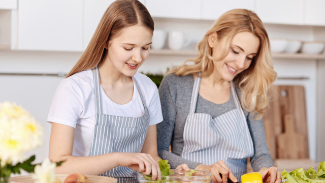 Мама з донькою готують на кухні