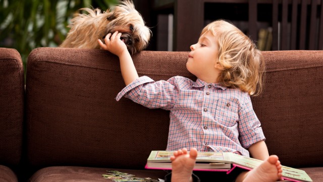 Ребенок с собакой