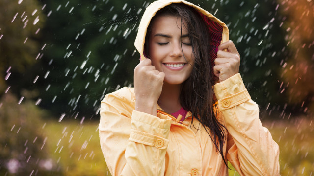 женщина дождь