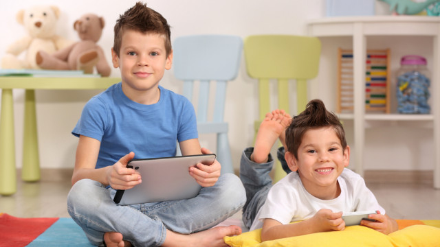 Два брата с гаджетами