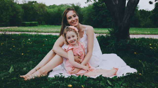 мама обнимает дочку на прогулке