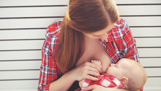 Молода мама цілує немовля