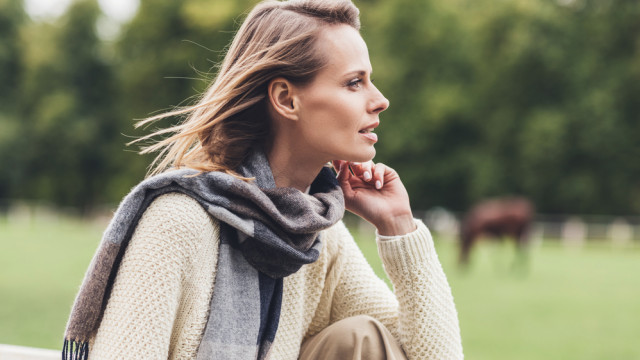 Красивая женщина осенью