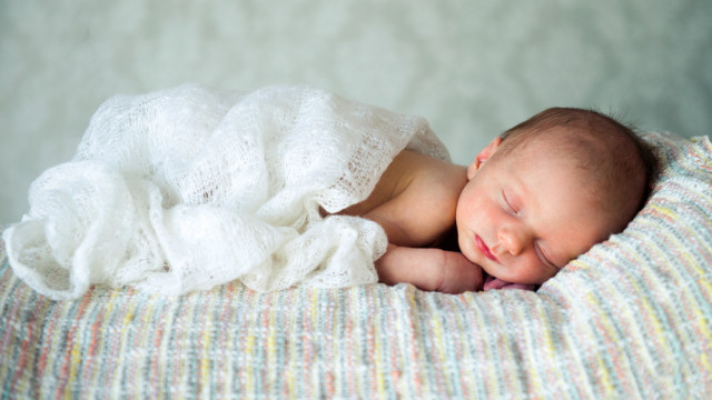 Новорожденный спит