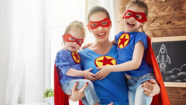 Мама с дочками в костюмах супергероев