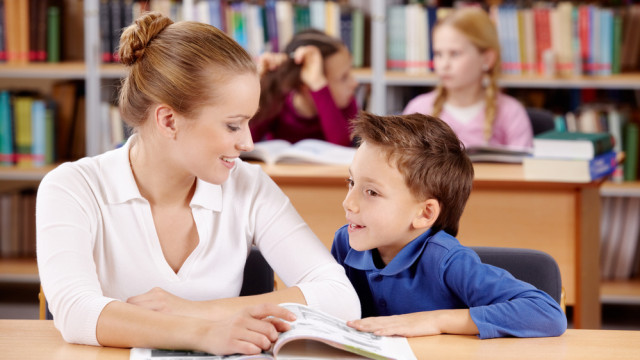 Ребенок с мамой в библиотеке