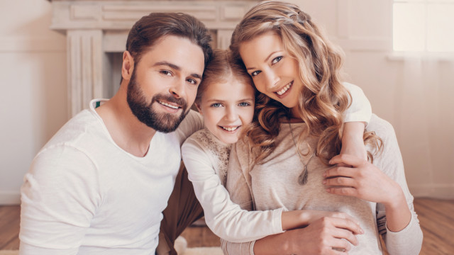 Мама, папа и дочка в гостиной