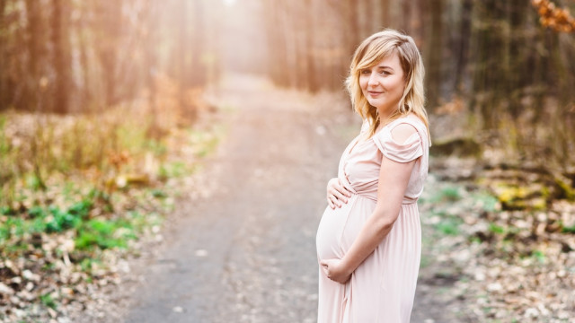 Беременная женщина осенью