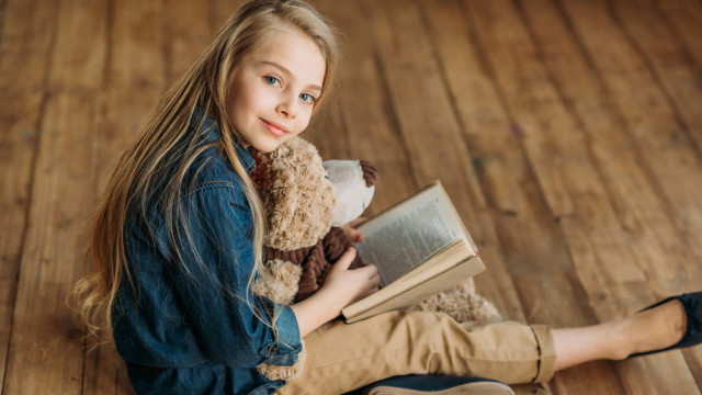 Дівчинка із книгою