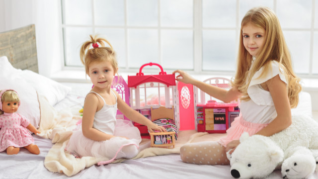 Сестры играют дома