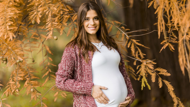 Красивая беременная в парке осенью