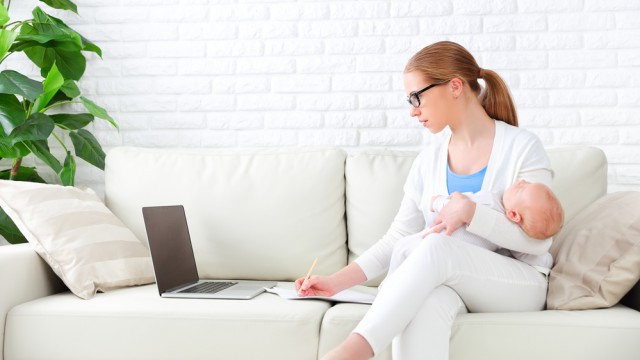 мама працює