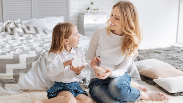 Мама и дочка общаются