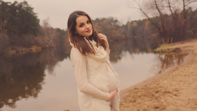 Красивая беременная осенью в парке