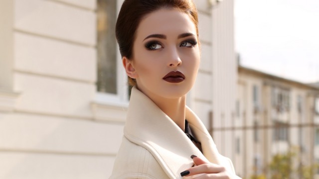 Девушка в бежевом