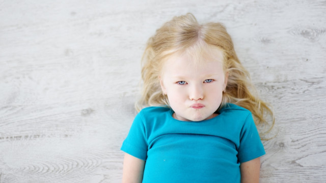 девочка расстроена