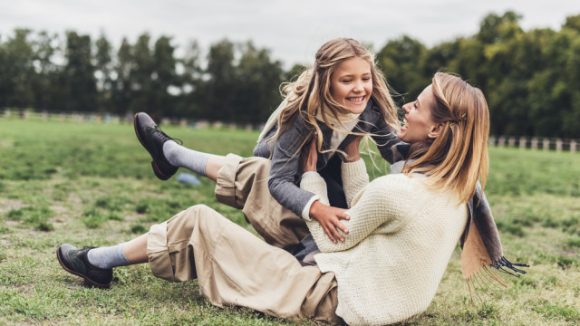 мама играет с дочкой на природе