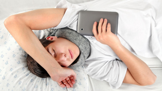 подросток спит