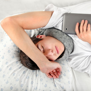 подросток спит