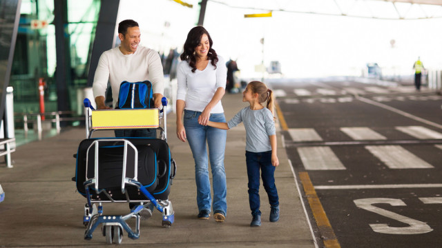 Семья в аэропорту