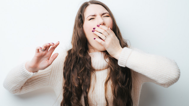 женщина зевает