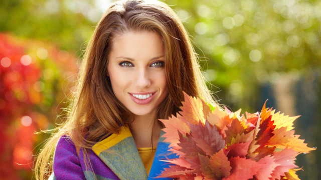Красивая девушка осенью