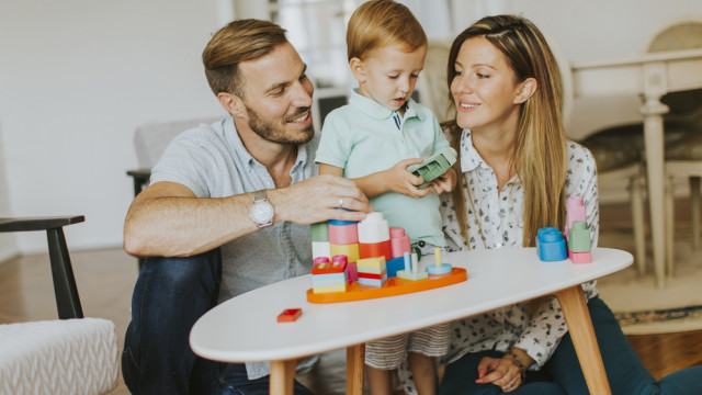 мама и папа играют с сыном