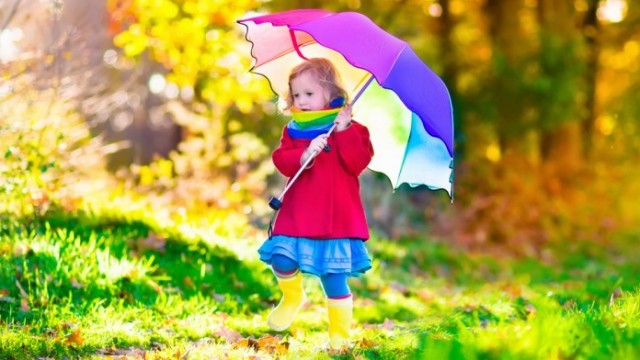 малыша осенью с зонтиком