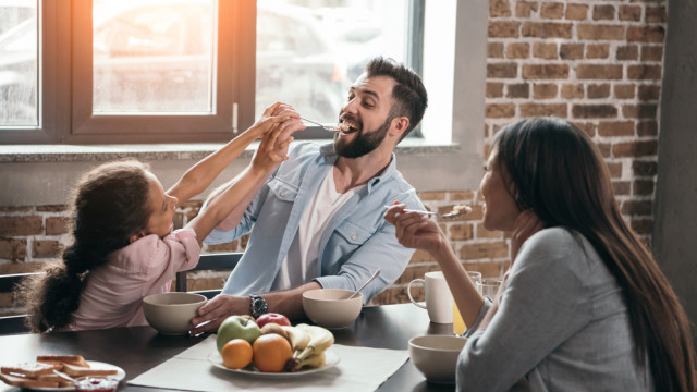 сім'я за столом