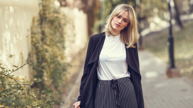 Блондинка на прогулке осенью